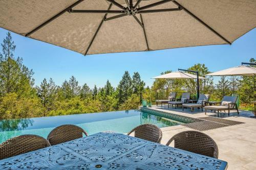 Grand Villa With Striking Views And Infinity Pool
