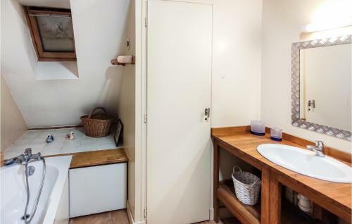 Nice Home In Bourgueil With Wifi And 4 Bedrooms