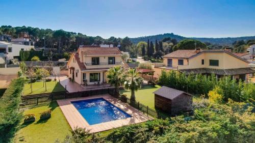 Luxury Villa Near The Sea