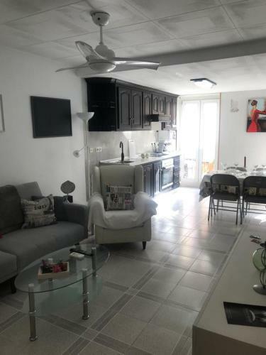 Modern Homely Beach Side Apartment