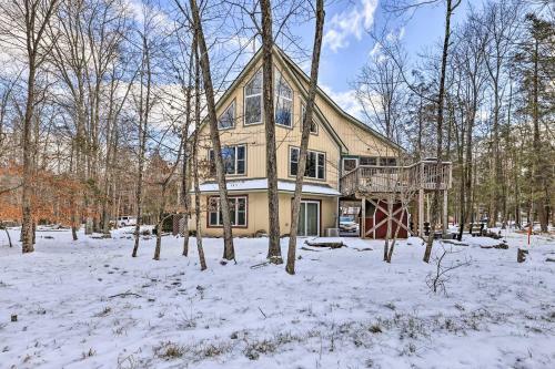 Family-friendly Poconos Chalet With Fireplace