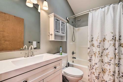 Family-friendly Poconos Chalet With Fireplace