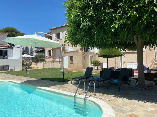 Albergue Debbie's Crew House