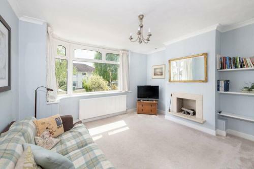 Spacious 3 Bed Home With Parking For Two Cars