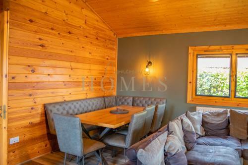 Corneroak Lodge Merlin Point
