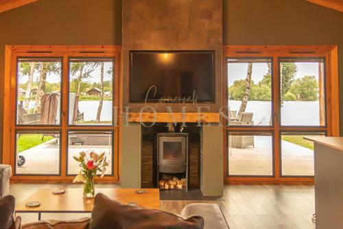 Corneroak Lodge Merlin Point