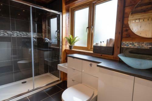 Pine Tree Lodge - Pentney Lakes