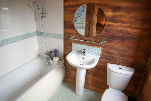 Pine Tree Lodge - Pentney Lakes