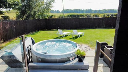 Pine Tree Lodge - Pentney Lakes
