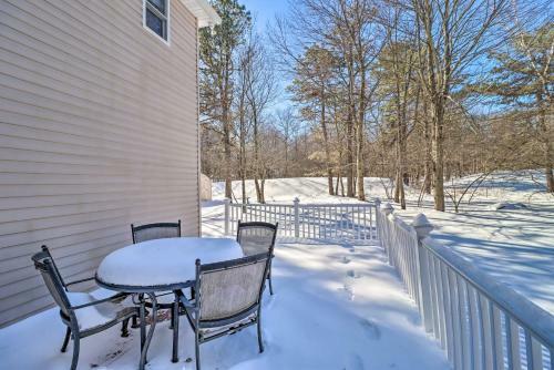 Albrightsville Home With Huge Deck, Pool Access