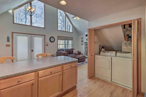 Albrightsville Home With Huge Deck, Pool Access