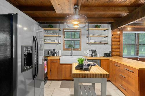 Campbell Log Cabin! Historic Charm, Modern Luxury