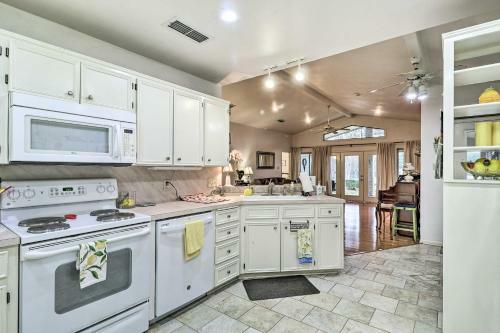 Beautiful Salado Retreat With Golf Course View!