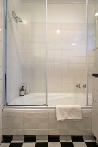 Sunny Kilmore Apartment