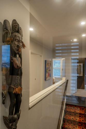 Sunny Kilmore Apartment