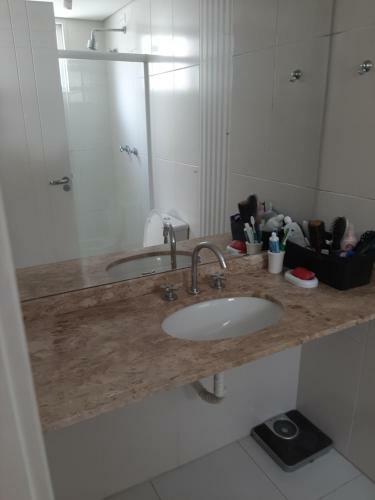 Quarto Com Cama De Casal Ao Lado Da �pera De Arame