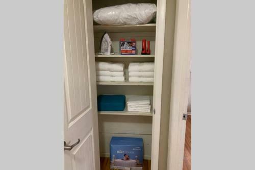 Mable 3 Bedroom Upper Unit W/king Beds In Denver