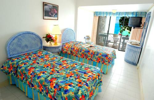 Shaw Park Beach Hotel