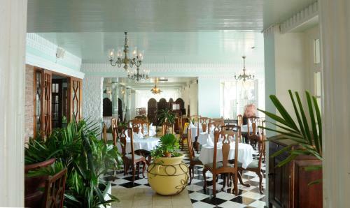 Shaw Park Beach Hotel