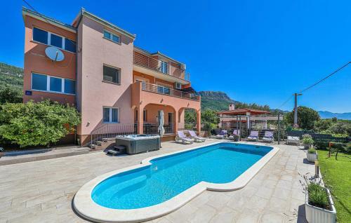 Villa Leona Villa In Kastel Luksic, Playground & Pool