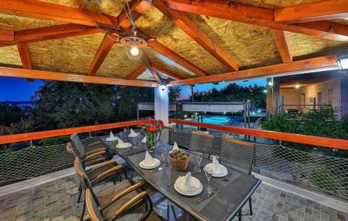 Villa Leona Villa In Kastel Luksic, Playground & Pool