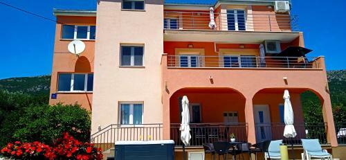 Villa Leona Villa In Kastel Luksic, Playground & Pool