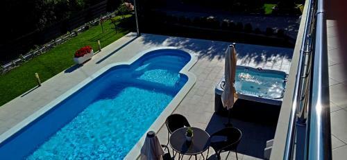 Villa Leona Villa In Kastel Luksic, Playground & Pool