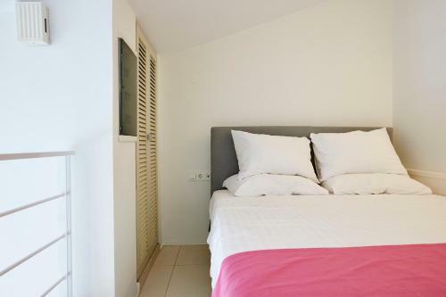 Vivian Art Apartments