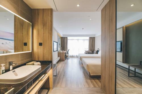 Atour Hotel Haining Leather City South Gate