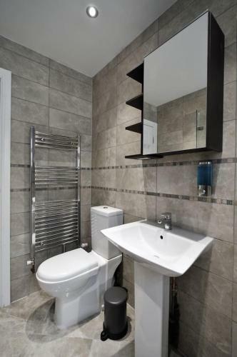 Deluxe Town Center Apartment