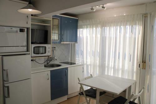 Apartamento Estudio Primera L�nea de Mar Con Piscina Y P�rking