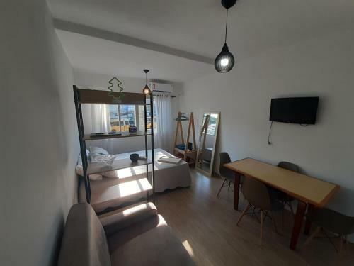 Apartamento Studio Reformado No Centro Com Garagem, � 2min Praia