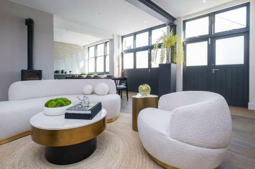Luxury Unique Interior Designed Hot Tub Parking