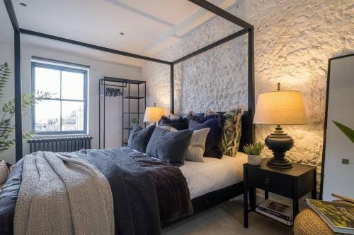 Luxury Unique Interior Designed Hot Tub Parking