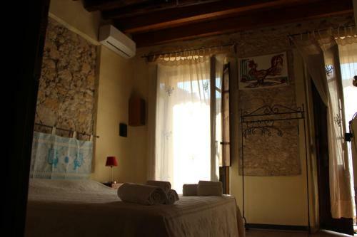 Hostal Sant Efisio Host