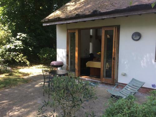 North Mundham Studio, Sleeping 4 With Pool & Tennis Court
