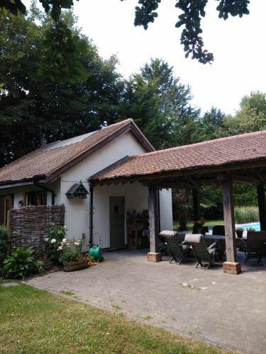 North Mundham Studio, Sleeping 4 With Pool & Tennis Court