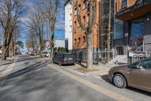 Apartament Planeta 300 Z Gara?em
