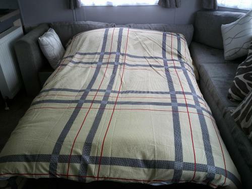 Superb Luxury 2 Bedroom Double Bed Settee Sleep Six Caravan