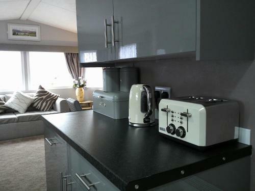 Superb Luxury 2 Bedroom Double Bed Settee Sleep Six Caravan