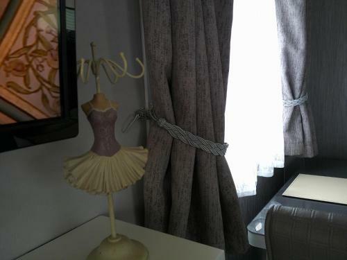 Superb Luxury 2 Bedroom Double Bed Settee Sleep Six Caravan