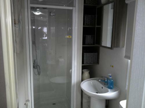 Superb Luxury 2 Bedroom Double Bed Settee Sleep Six Caravan