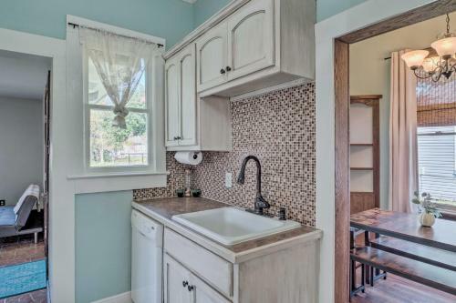 Lake Charles Cottage With Fireplace And Yard!