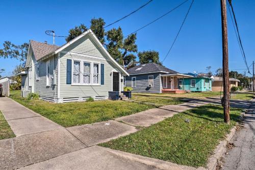 Lake Charles Cottage With Fireplace And Yard!