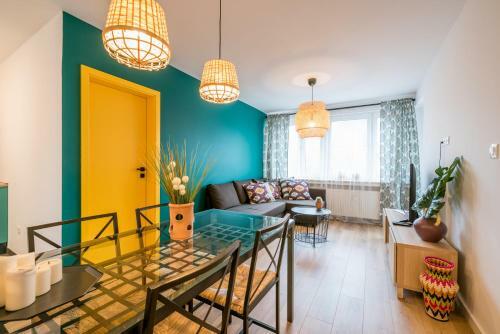 3-room Apartment 50m From Main Market