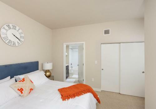 2br Lux Apartment With Rooftop Deck, Gym & Parking