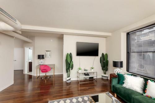 2br Lux Apartment With Rooftop Deck, Gym & Parking