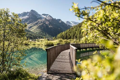 Bed & Breakfast Pension Dangl - Glacier Rock