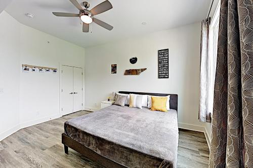 Hotel Endeavor Unit 302