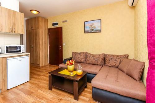 Aqua Breeze Apartments